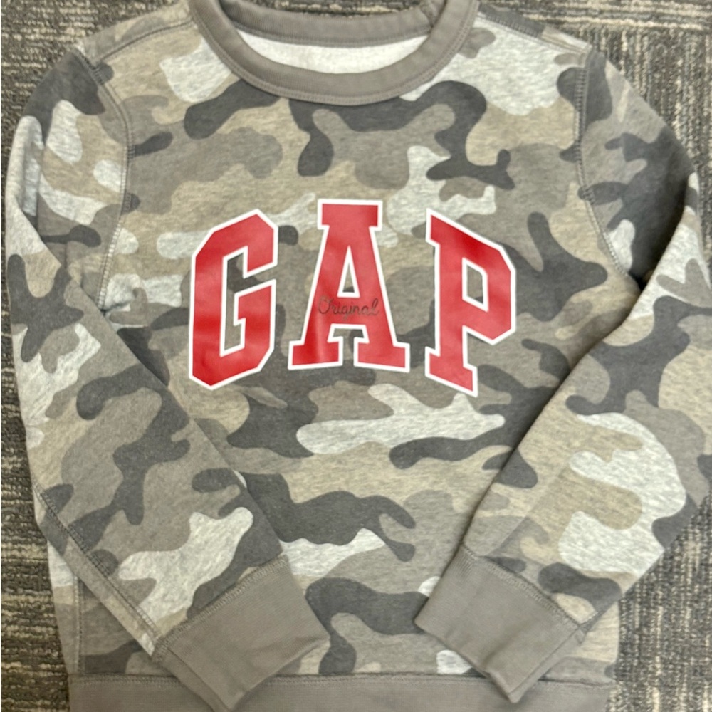 💝 3/$10. GAP Gray and Red Camo Sweatshirt